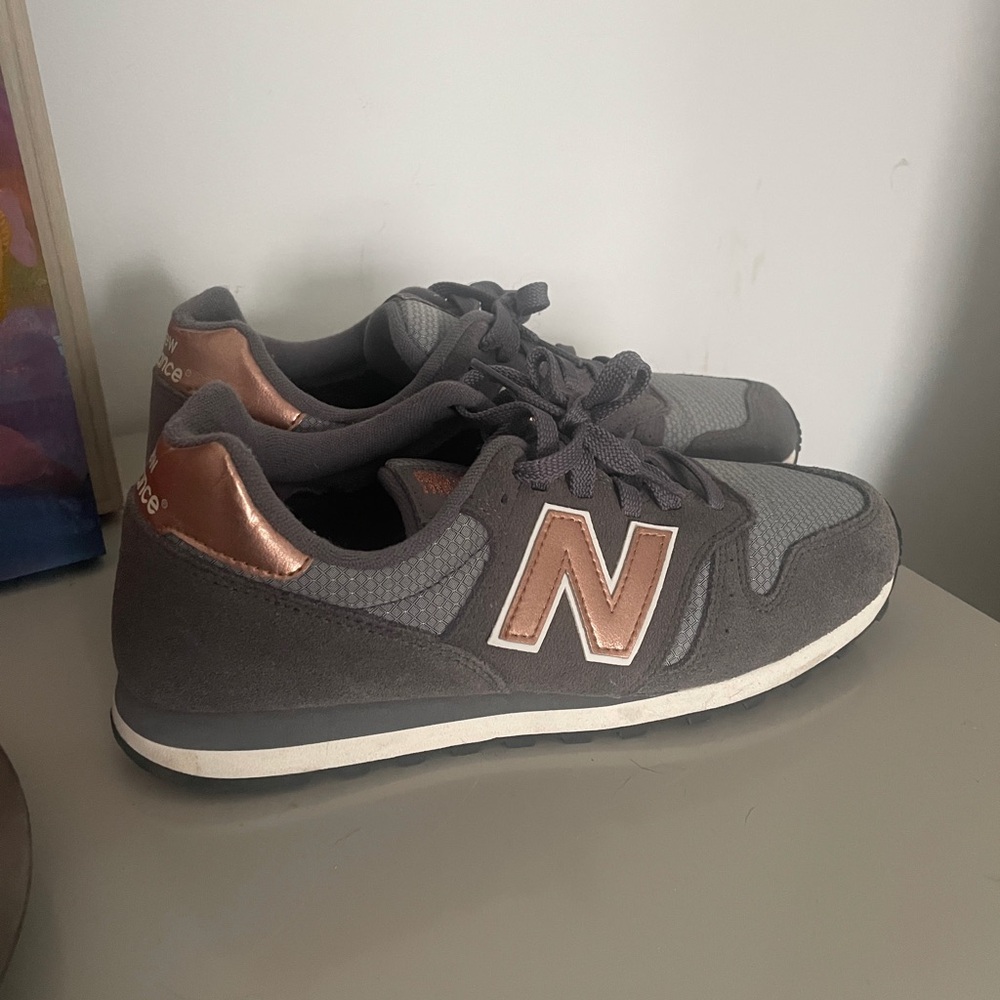 New Balance Vintage Style Runners - size 10
